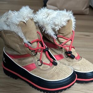 Sorel Tan and Red Boots with Faux Fur